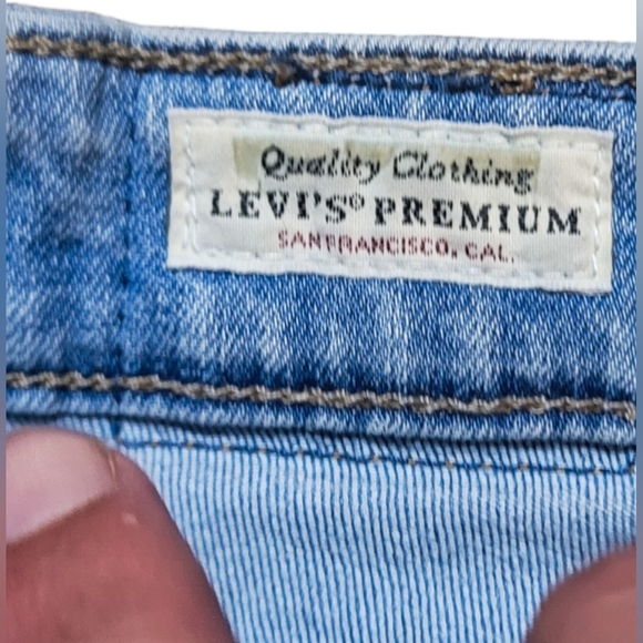 Like New | Levis Premium | 721 High Rise Skinny | Size: 28 - Picture 2 of 5